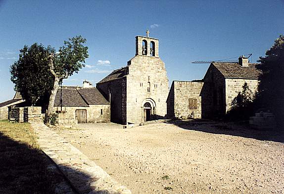 la place du village m�di�val de la garde Gu�rin en Loz�re