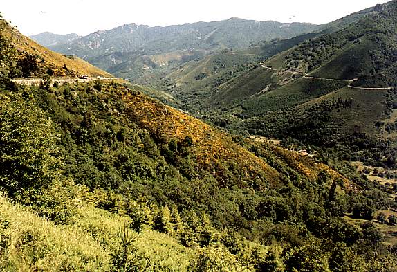La descente sur le village de Mayres depuis les plateaux de haute Ard�che