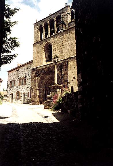 Cour et eglmise du chateau D'Arlempdes (43)