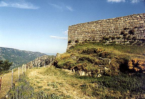 Mur d'enceinte de la tour de la Garde Gu�rine.